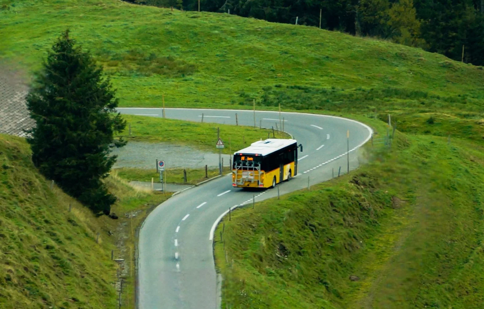Autobús recorriendo una carretera durante una excursión