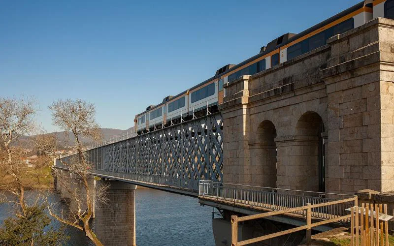 tren pasa por puente españa portugal